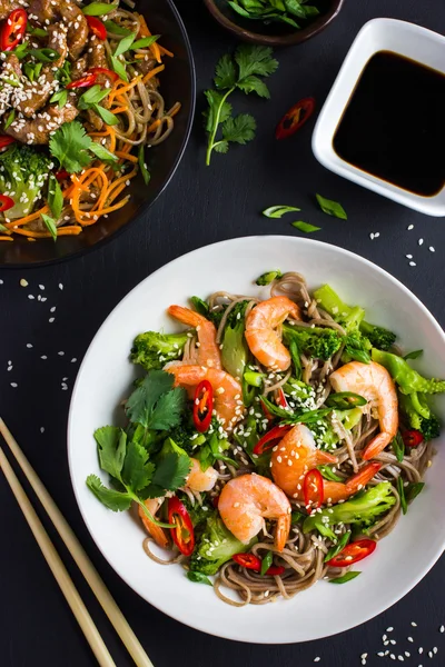 Tigela de macarrão soba com carne e legumes. Comida asiática . — Fotografia de Stock