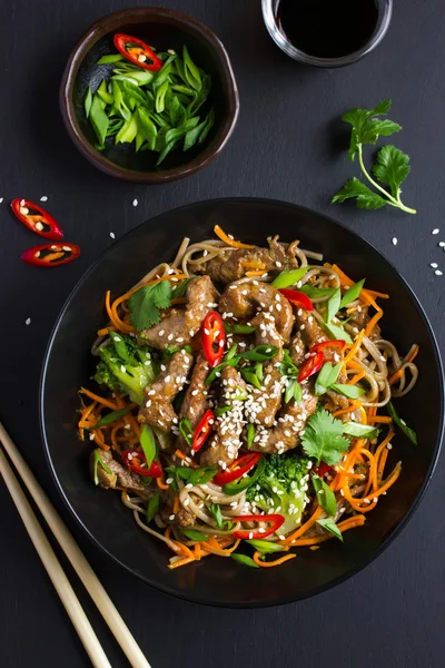 Μπολ με noodles soba με μοσχάρι και λαχανικά. Ασιατικών τροφίμων. — Φωτογραφία Αρχείου