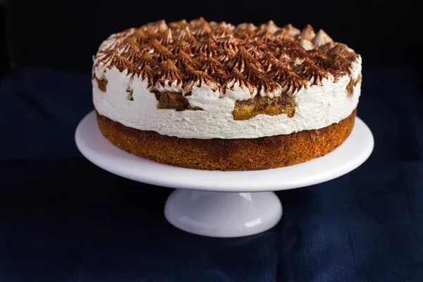 Deliziosa torta tiramisù sul supporto torta — Foto Stock