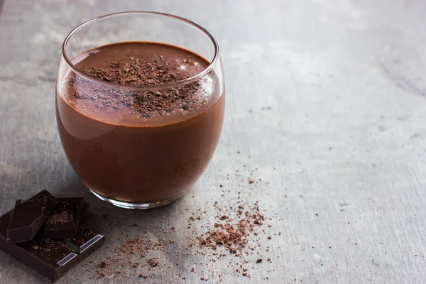 Frullato di cioccolato fresco in vetro — Foto Stock