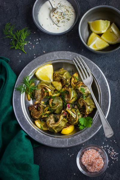 Gebratene Artischocken mit Knoblauch und Zitrone — Stockfoto