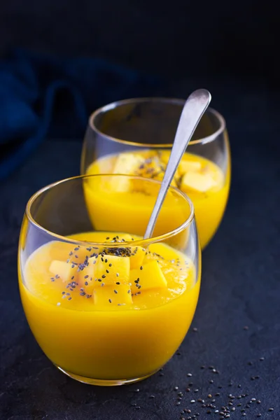 Mango smoothie ve skle s chia semen a mangem — Stock fotografie