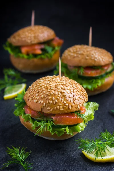 Füme somon mini burgerler — Stok fotoğraf