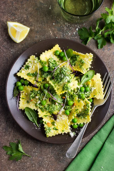 Ravioli com ervilhas e ervas verdes — Fotografia de Stock