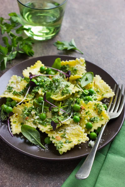 Ravioli com ervilhas e ervas verdes — Fotografia de Stock