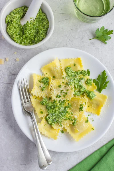 Ravioli mit Pesto-Sauce — Stockfoto