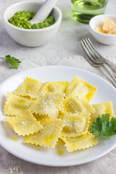 Ravioli mit Parmesan — Stockfoto