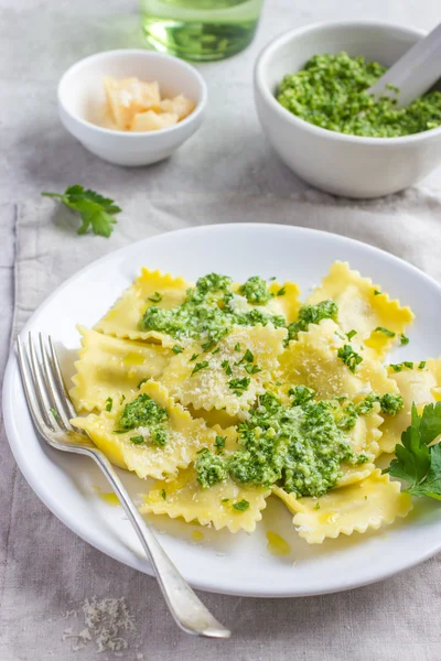 Ravioli com molho pesto — Fotografia de Stock