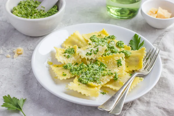 Pierożki z sosem pesto — Zdjęcie stockowe