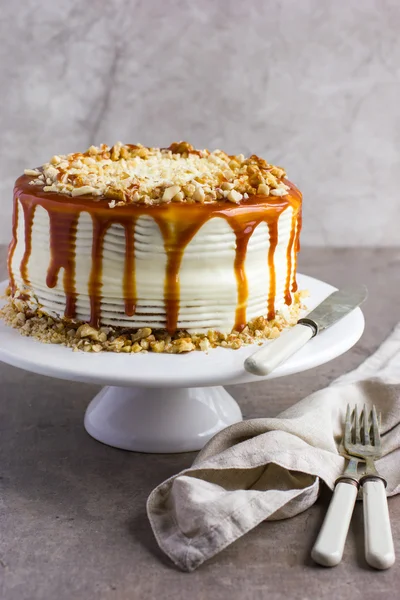 Sózott karamell és dió torta — Stock Fotó