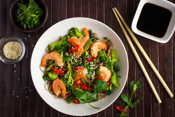 Soba noodle ile karides ve sebze. Asya gıda — Stok fotoğraf