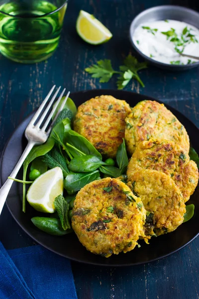 Vegetarian chickpeas and spinach  fritters with garlic herb yogu — Stock Photo, Image