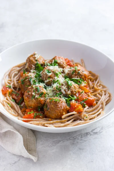 Whole grain spaghetti pasta  with beef meatballs and tomato sauc — Stock Photo, Image