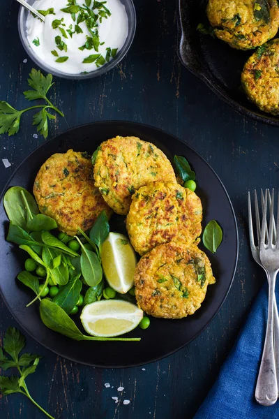 Vegetarian chickpeas and spinach  fritters with garlic herb yogu — Stock Photo, Image
