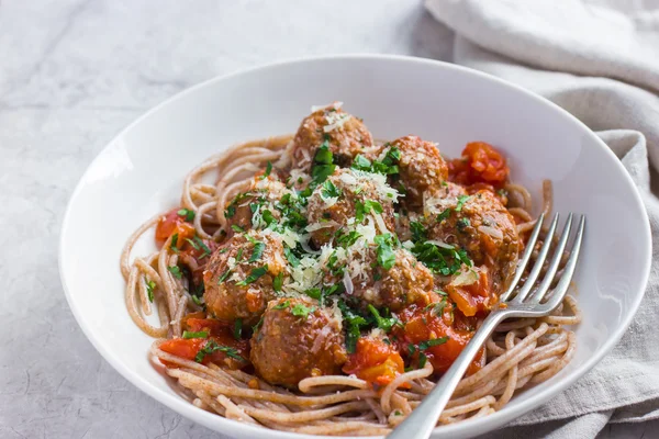 Fullkorn spagetti pasta med nötkött köttbullar och tomat Sauk — Stockfoto