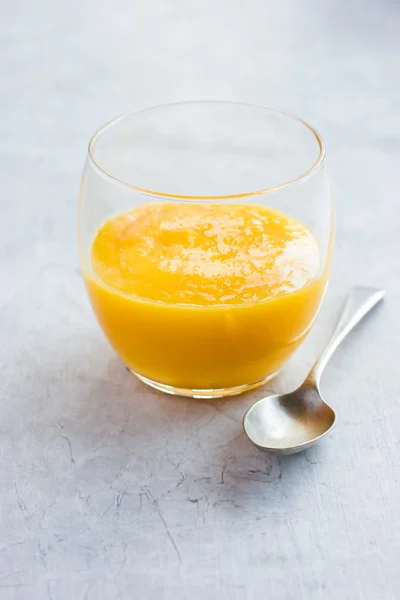 Fresh mango smoothie in glass — Stock Photo, Image