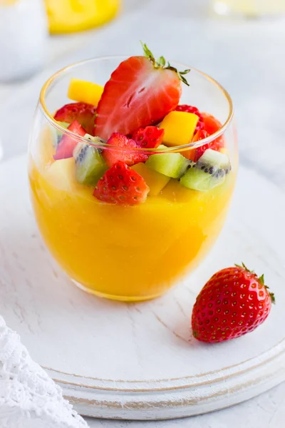 Frischer Mango-Smoothie mit Früchten und Beeren — Stockfoto