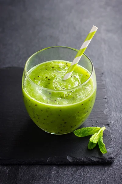 Verse kiwi smoothie in glas — Stockfoto