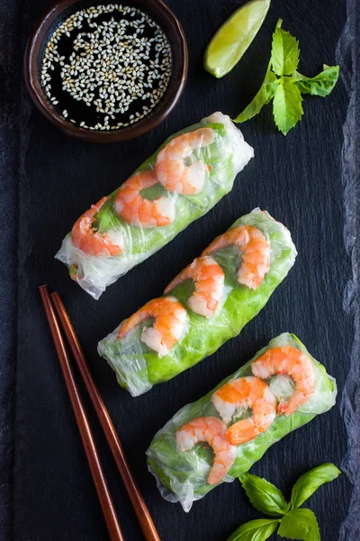 Fresh spring rolls with shrimps and vegetables — Stock Photo, Image