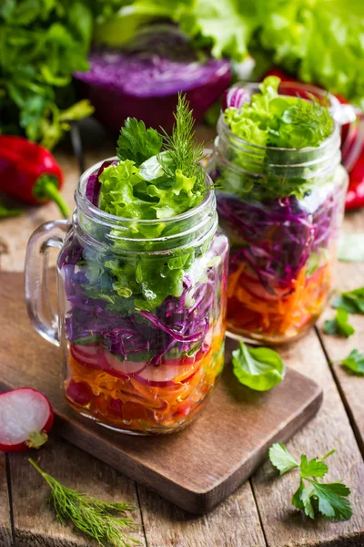 Ensalada con verduras frescas en frascos de vidrio — Foto de Stock