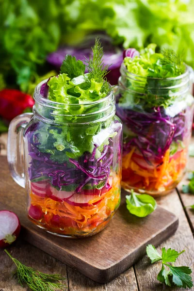 Salade met verse groenten in glazen potten — Stockfoto