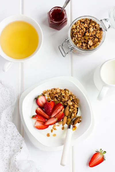 Müsli mit frischen Erdbeeren und Joghurt — Stockfoto
