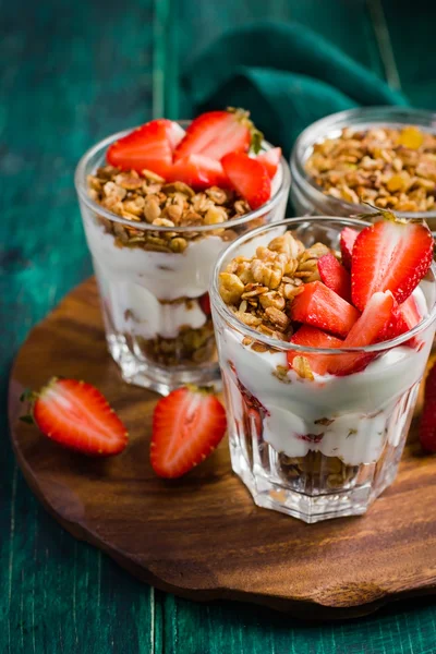 Postre con fresa fresca, yogur y granola —  Fotos de Stock