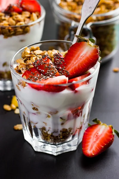 Postre con fresa fresca, yogur y granola —  Fotos de Stock