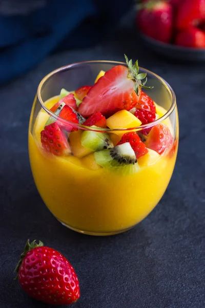 Манговый коктейль с фруктами и ягодами — стоковое фото