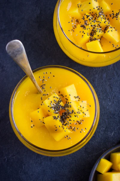 Koktajl mango z nasiona chia — Zdjęcie stockowe