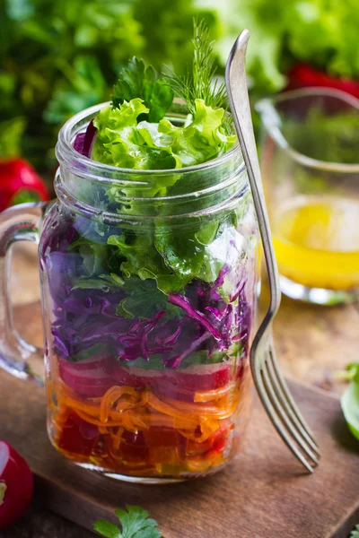 新鮮な野菜のベジタリアン サラダ — ストック写真