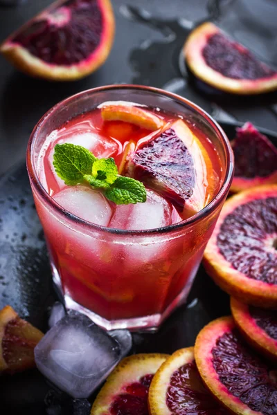 Cóctel con sangre roja naranja — Foto de Stock