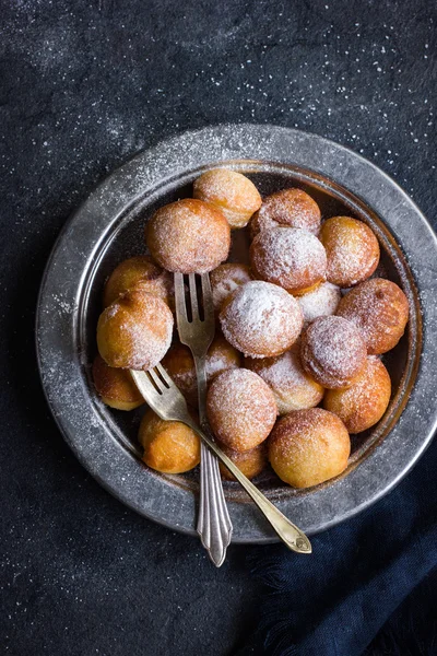 Süße hausgemachte Donuts mit Puderzucker — Stockfoto