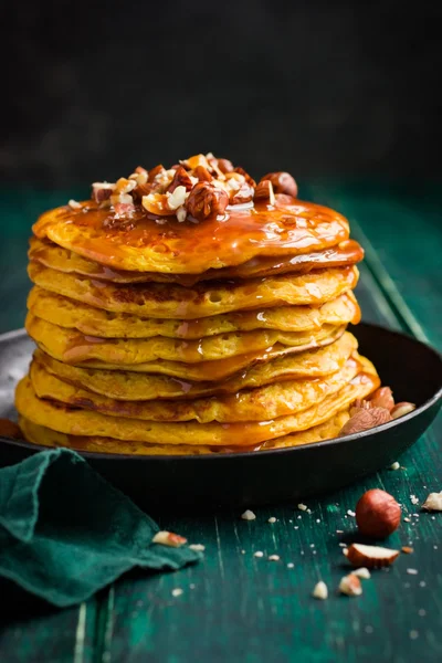 Stapel Pompoen pannenkoeken met noten — Stockfoto