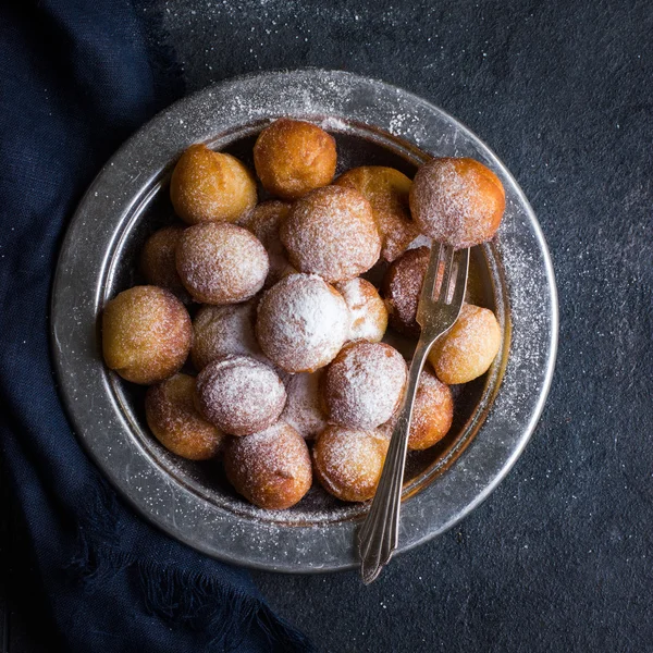 Zoete zelfgemaakte donuts met poedersuiker — Stockfoto