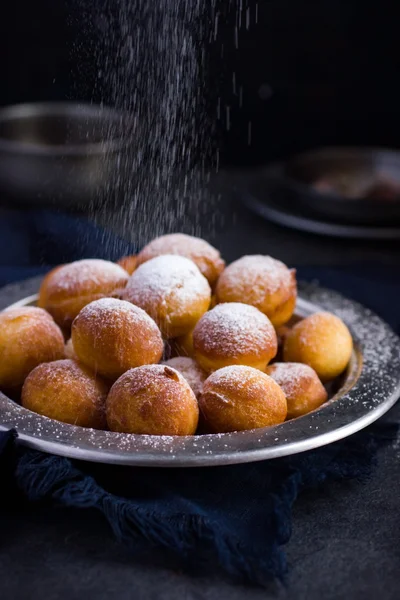 Donuts caseiros doces com açúcar de confeiteiro — Fotografia de Stock