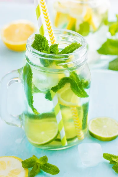 Освежающий лимонад в банке с мятой и льдом — стоковое фото