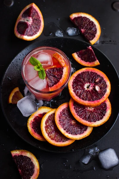 Cocktail avec orange sang rouge — Photo