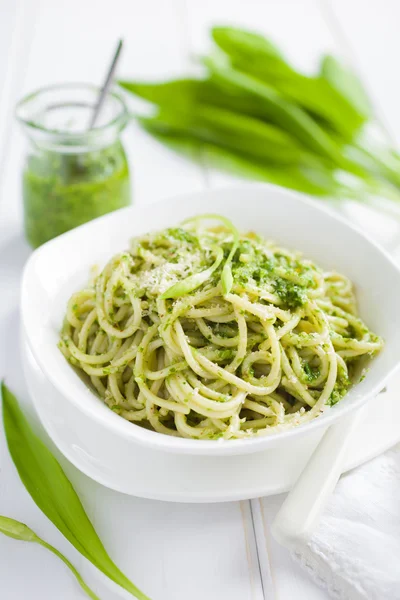 Pasta de espagueti con pesto ramson — Foto de Stock