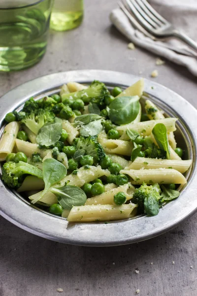 Makaron penne z sosem pesto szpinak — Zdjęcie stockowe