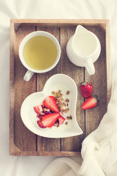 Yogurt with granola and strawberry in bowl — Stock Photo, Image
