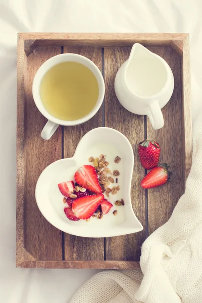 Yogourt au granola et fraise dans un bol — Photo