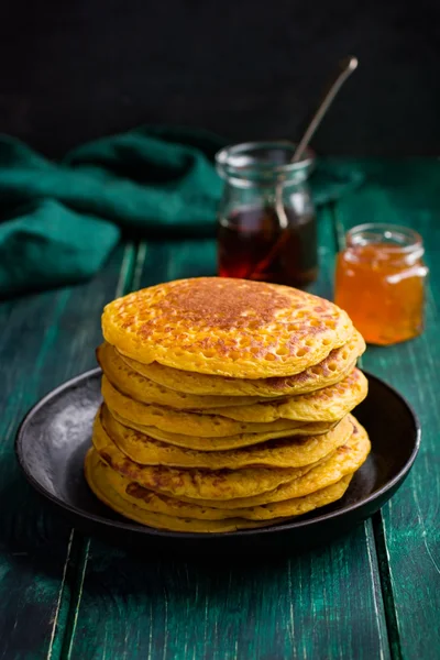 Pila de panqueques de calabaza con nueces — Foto de Stock