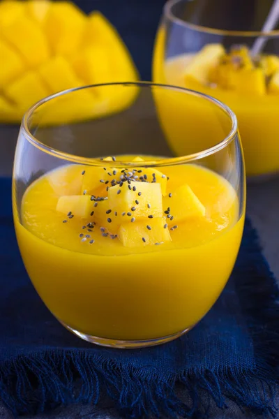 Mango smoothie with chia seeds — Stock Photo, Image