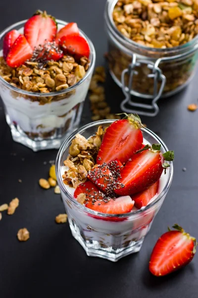 Postre con fresa fresca, yogur y granola —  Fotos de Stock