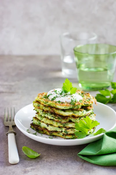 Zucchini fritters, vegetarian zucchini pancakes, served with fr — Stock Photo, Image