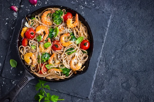 Teljes kiőrlésű spagetti tészta, a garnélarák és a brokkoli, felülnézet — Stock Fotó