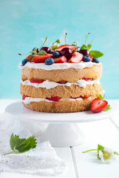 Summer sponge cake with cream and fresh berries — Stock Photo, Image
