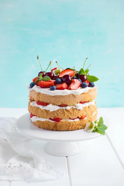 Gâteau d'éponge d'été avec crème et baies fraîches — Photo