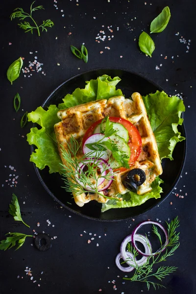 Waffle salati con formaggio, prosciutto, olive ed erbe aromatiche, serviti con fr — Foto Stock